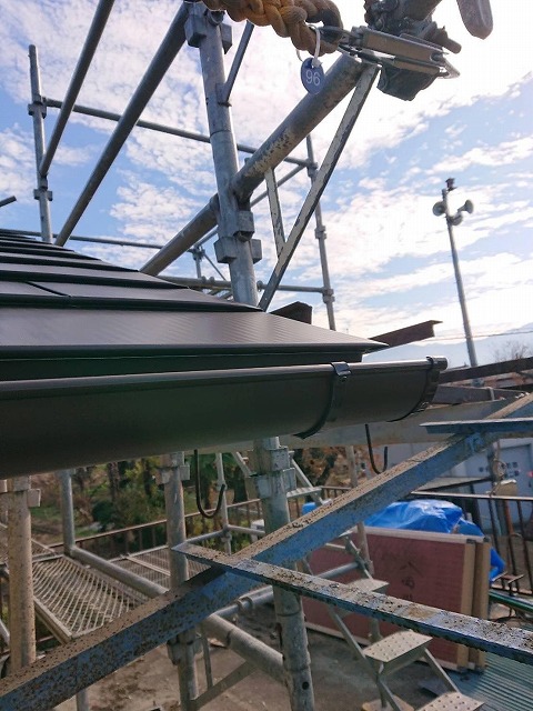 甲府市のセメント瓦の屋根をガルバリウム鋼板に葺き替える工事(雨樋)